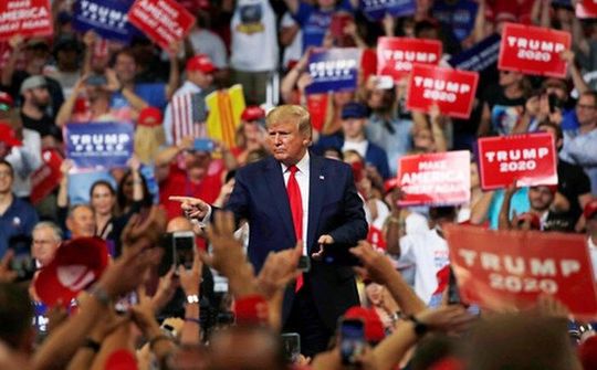 Tổng thống Donald Trump đang bị các đối thủ dẫn trước