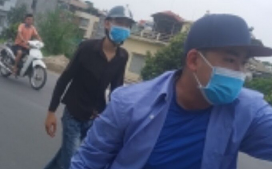 Hà Nội: Vừa ra khỏi trụ sở UBND phường, nhóm phóng viên bất ngờ bị chặn đánh tới tấp