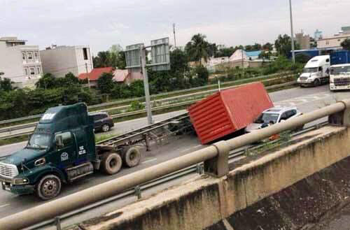 Thùng hàng Container rơi đè lên ô tô trên cao tốc Long Thành