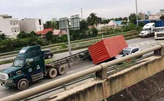 Thùng hàng Container rơi đè lên ô tô trên cao tốc Long Thành
