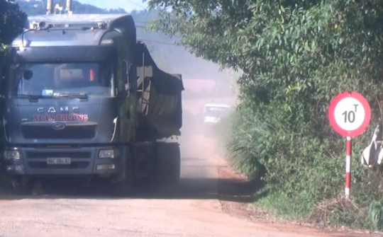 Đắk Nông: Đường tải trọng 10 tấn "oằn mình" chịu đựng xe tải nặng lên đến 50 tấn.
