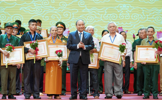 Những tấm gương sáng lay động lòng người, thôi thúc chúng ta