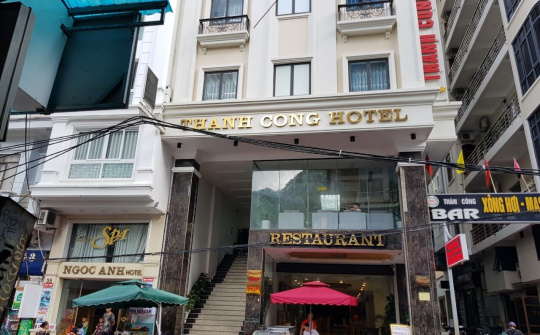 Hàng chục khách nghi bị ngộ độc thực phẩm ở Cát Bà: Chủ khách sạn nói là chuyện “cơm bữa”