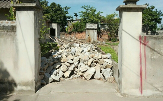 Kiện được đất mất tình thân!