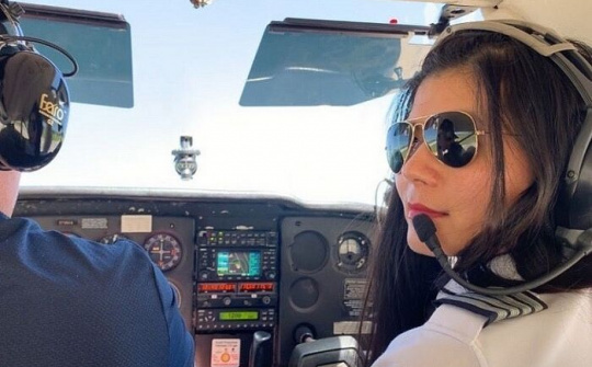Nữ phi công gốc Việt đầu tiên đặt mục tiêu một mình bay vòng quanh thế giới