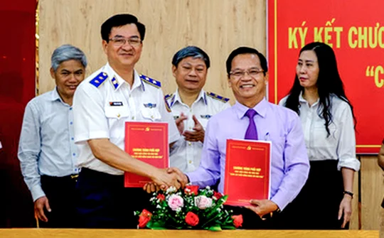 Quảng Ngãi:  Ký kết chương trình phối hợp “Cảnh sát biển đồng hành với ngư dân”