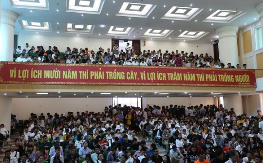 Tân sinh viên ĐH Kinh doanh và Công nghệ Hà Nội phấn khởi trong ngày đầu nhập học