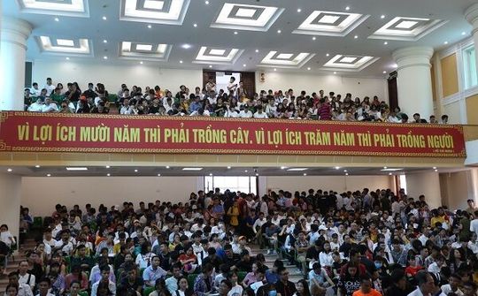 Tân sinh viên ĐH Kinh doanh và Công nghệ Hà Nội phấn khởi trong ngày đầu nhập học