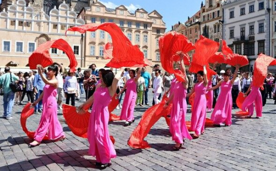 Văn hóa: “chân thắng” và “chân ga” cho xã hội