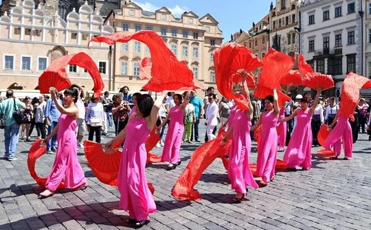 Văn hóa: “chân thắng” và “chân ga” cho xã hội