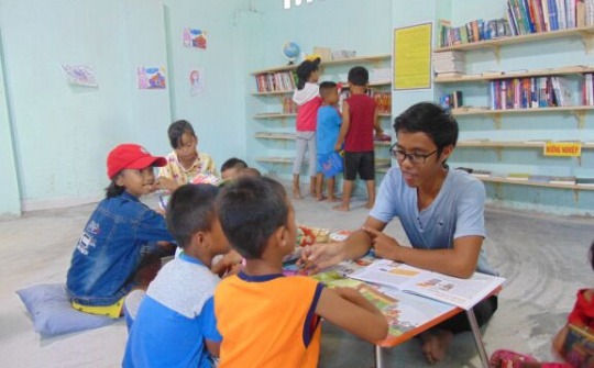 Cậu bé ”chăm thư viện” ở làng Chăm