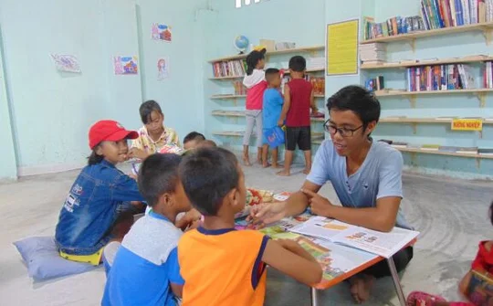 Cậu bé ”chăm thư viện” ở làng Chăm