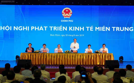 Thủ tướng: Phát triển miền Trung, đừng để ‘hai chân dẫm vào nhau’