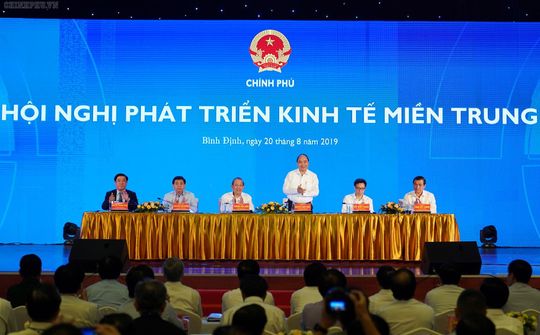 Thủ tướng: Phát triển miền Trung, đừng để ‘hai chân dẫm vào nhau’