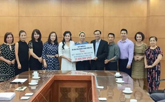 Kiều bào cùng gây quỹ cho Trường Sa - Nhà giàn DK 1 và hướng về quê hương