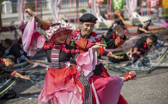 "Phù thủy sân khấu" Phạm Hoàng Nam tiết lộ về show diễn liêu trai tại Sa Pa