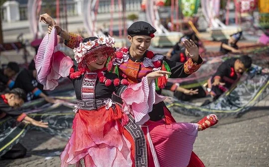 "Phù thủy sân khấu" Phạm Hoàng Nam tiết lộ về show diễn liêu trai tại Sa Pa