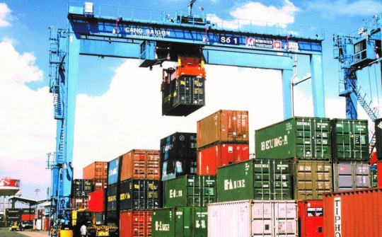 Việt Nam chuyển từ nhập siêu sang xuất siêu