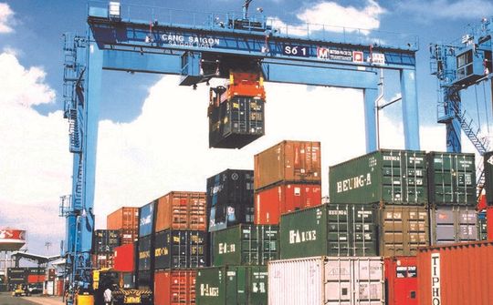 Việt Nam chuyển từ nhập siêu sang xuất siêu