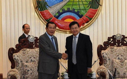 Thủ tướng Campuchia điện đàm với Thủ tướng Lào về căng thẳng biên giới