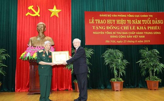 Tổng Bí thư, Chủ tịch nước trao phần thưởng cao quý tặng đồng chí Lê Khả Phiêu