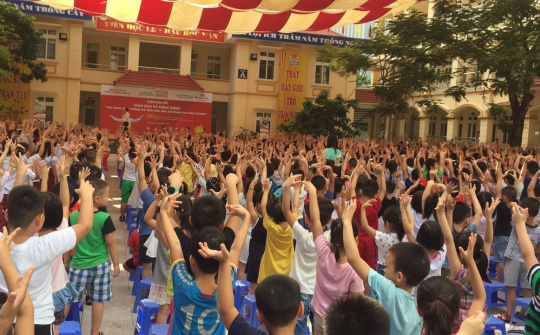 Tấm thẻ màu xanh cùng học sinh, sinh viên tới trường