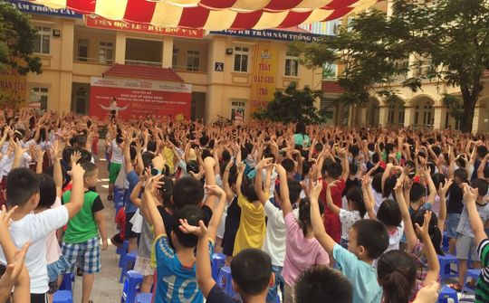 Tấm thẻ màu xanh cùng học sinh, sinh viên tới trường