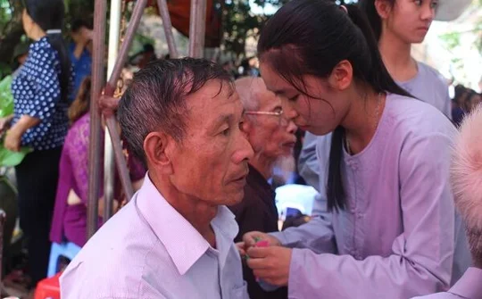 Xúc động nghi thức “bông hồng cài áo” mùa Vu Lan