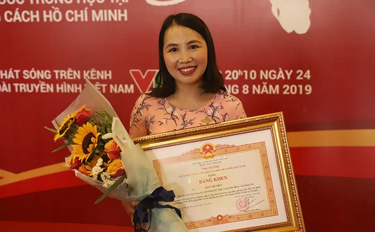 Cô giáo trường làng và những giờ học 'xuyên lục địa'