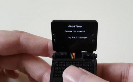 Ngỡ ngàng với chiếc laptop nhỏ nhất thế giới:  game nào cũng chiến được!