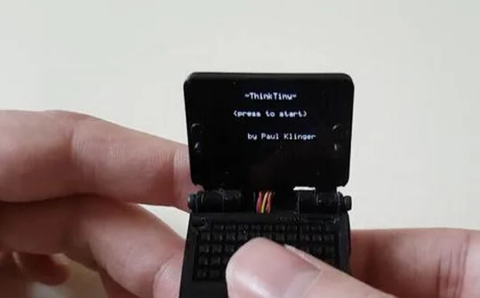 Ngỡ ngàng với chiếc laptop nhỏ nhất thế giới:  game nào cũng chiến được!