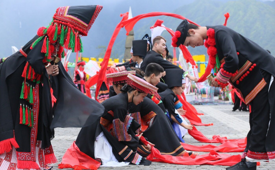 Cận cảnh trang phục kỳ công được thửa riêng cho show nghệ thuật 'Vũ điệu trên mây'