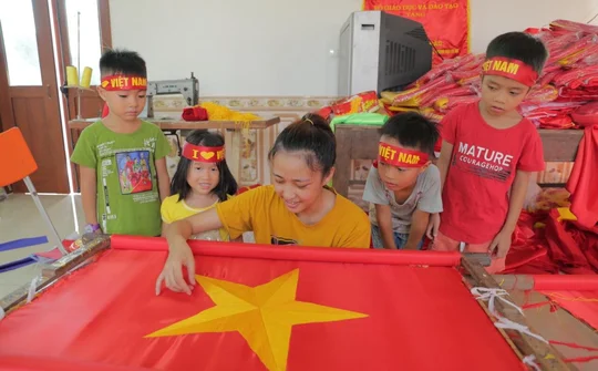 Làng may cờ Từ Vân, Thường Tín, Hà Nội tất bật trước ngày Quốc khánh 2.9 : Niềm vui xen lẫn tự hào