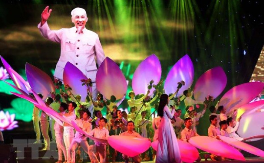 Biểu diễn chương trình 'Việt Nam - Ngàn gấm hoa' chào mừng Quốc khánh