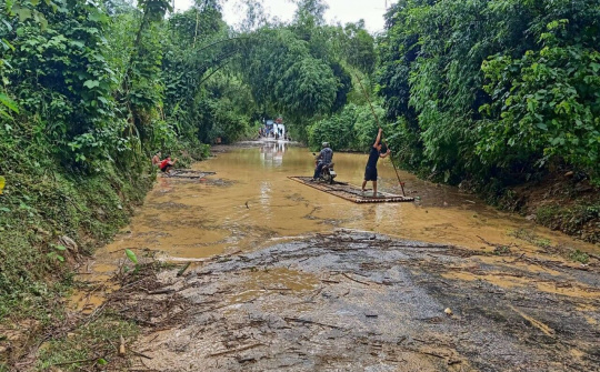 Thanh Hóa: Người dân đang phải chống chèo để qua đập tràn.