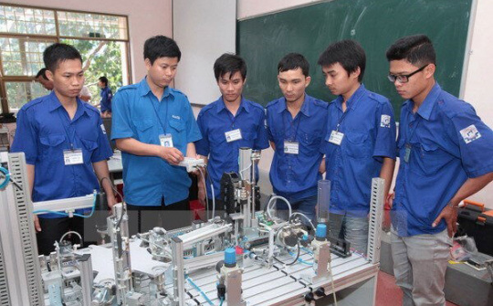 Đầu tư cho con người phải đi trước một bước