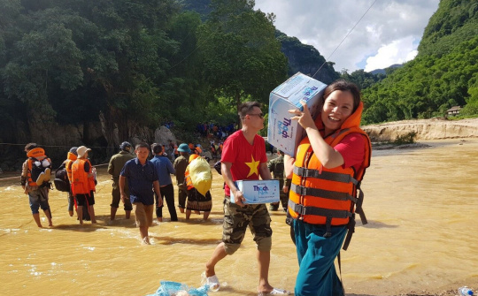 Đoàn thiện nguyện đầu tiên tiếp cận bản Sa Ná bị lũ quét