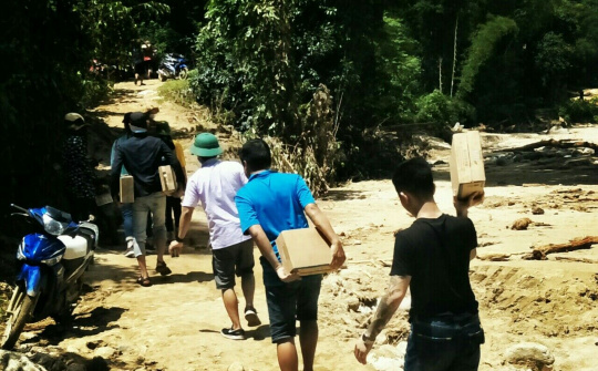 Quan Sơn: Hàng nghìn người đổ về bản Sa Ná làm từ thiện