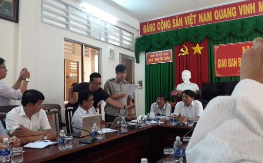 Cà Mau:  Nhiều cán bộ bị thương khi đối tượng dùng xăng chống người thi hành án