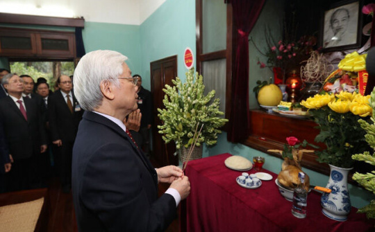 Tổng Bí thư, Chủ tịch nước Nguyễn Phú Trọng dâng hương tưởng niệm Chủ tịch Hồ Chí Minh