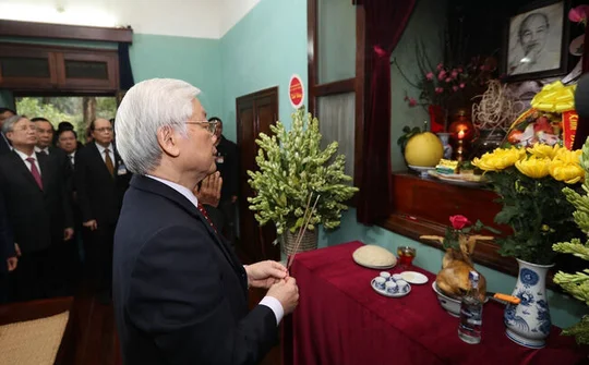 Tổng Bí thư, Chủ tịch nước Nguyễn Phú Trọng dâng hương tưởng niệm Chủ tịch Hồ Chí Minh