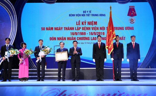 Bệnh viện Nội tiết Trung ương đón nhận Huân chương Lao động hạng Nhất