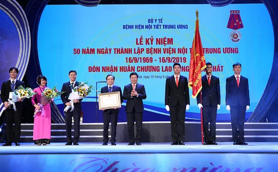 Bệnh viện Nội tiết Trung ương đón nhận Huân chương Lao động hạng Nhất