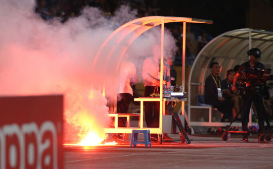 Có nên cấm pháo sáng tại các trận bóng ?