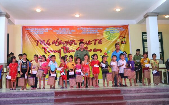 Mang Trung thu yêu thương đến với các bạn nhỏ có hoàn cảnh khó khăn