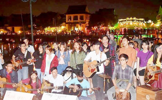 Nhiều nghệ sĩ biểu diễn không cát-xê nhằm gây quỹ