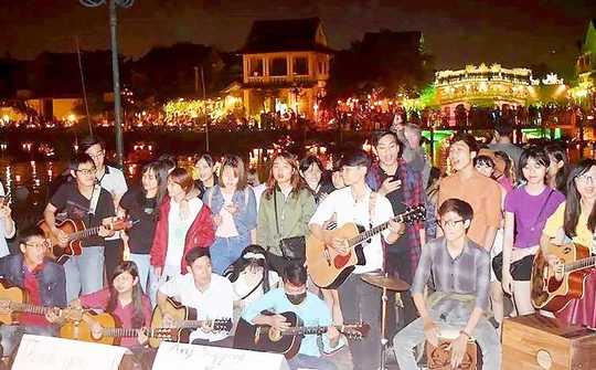 Nhiều nghệ sĩ biểu diễn không cát-xê nhằm gây quỹ
