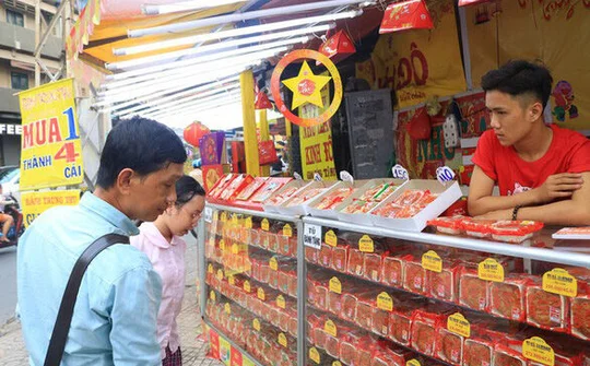 Bánh trung thu khuyến mãi, cẩn thận mua lầm