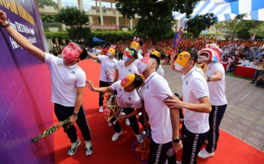 Quang Hải, Bùi Tiến Dũng đeo mặt nạ trung thu truyền cảm hứng tại Strong Vietnam