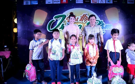 "Đêm trung thu ấm áp" tại Nhà hàng Mekong Taste: Trao hơn 500 phần quà cho các em thiếu nhi có hoàn cảnh khó khăn